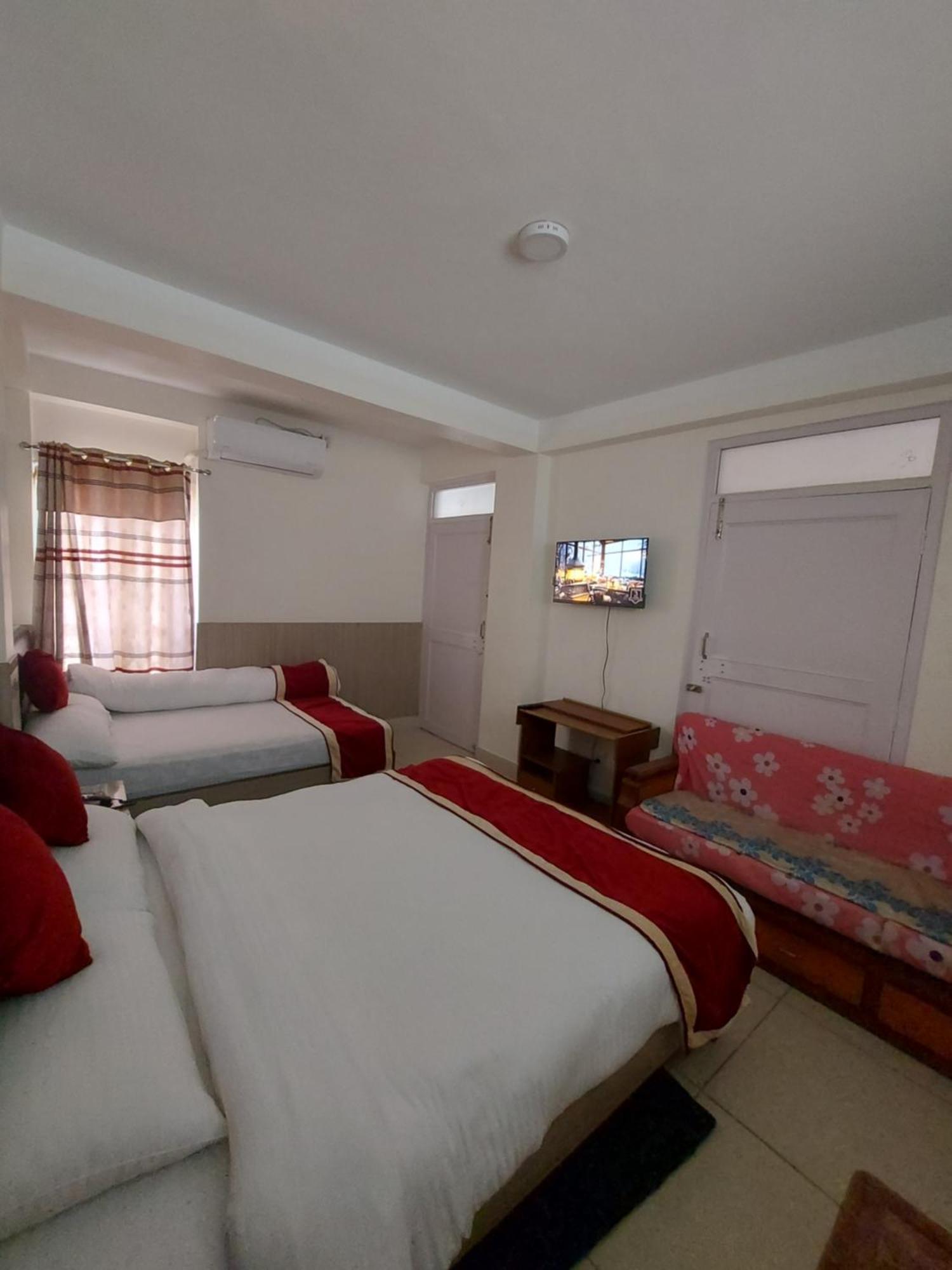 Om Bramha Hotel Kathmandu Buitenkant foto